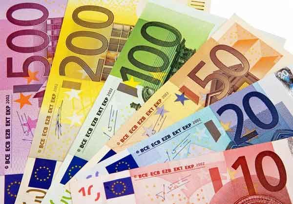 Cessione del quinto - Banconote da 10, 20, 50, 100, 200 e 500 euro disposte a ventaglio