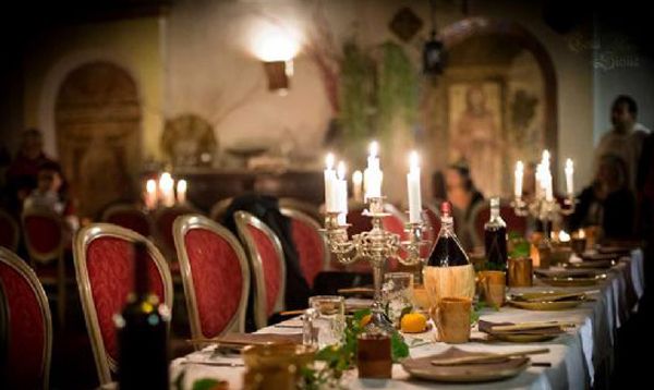 Vini italiani online - Cena con gli amici in stile medievale - La giusta sequenza di vini italiani a tavola